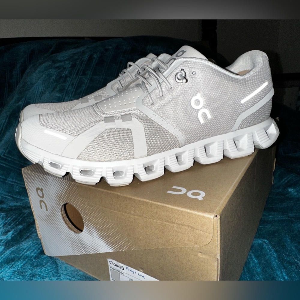 On Running women’s White and Pearl Athletic Shoes Sz 7.5
